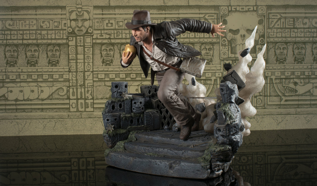 Diamond Select Toys Deluxe Gallery Indiana Jones and The Raiders of The Lost Ark Escape with Idol Statue