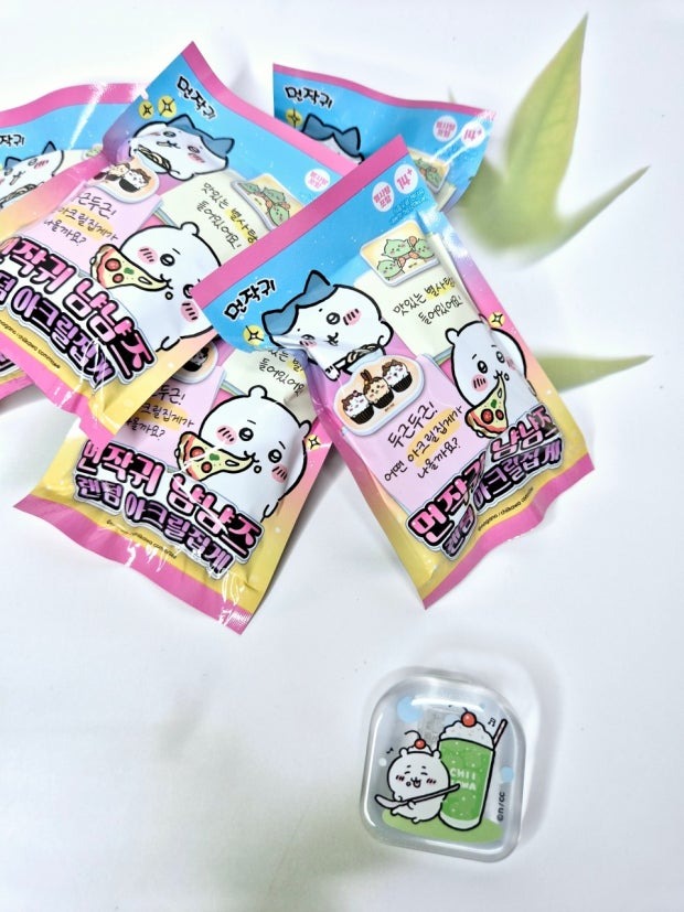 Chiikawa NyamNyamz Random Acrylic Clip Blind Box